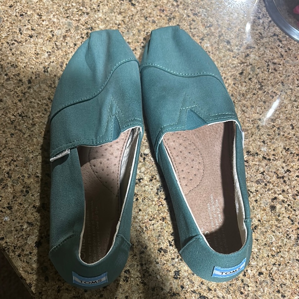 Like new Tom slip on.